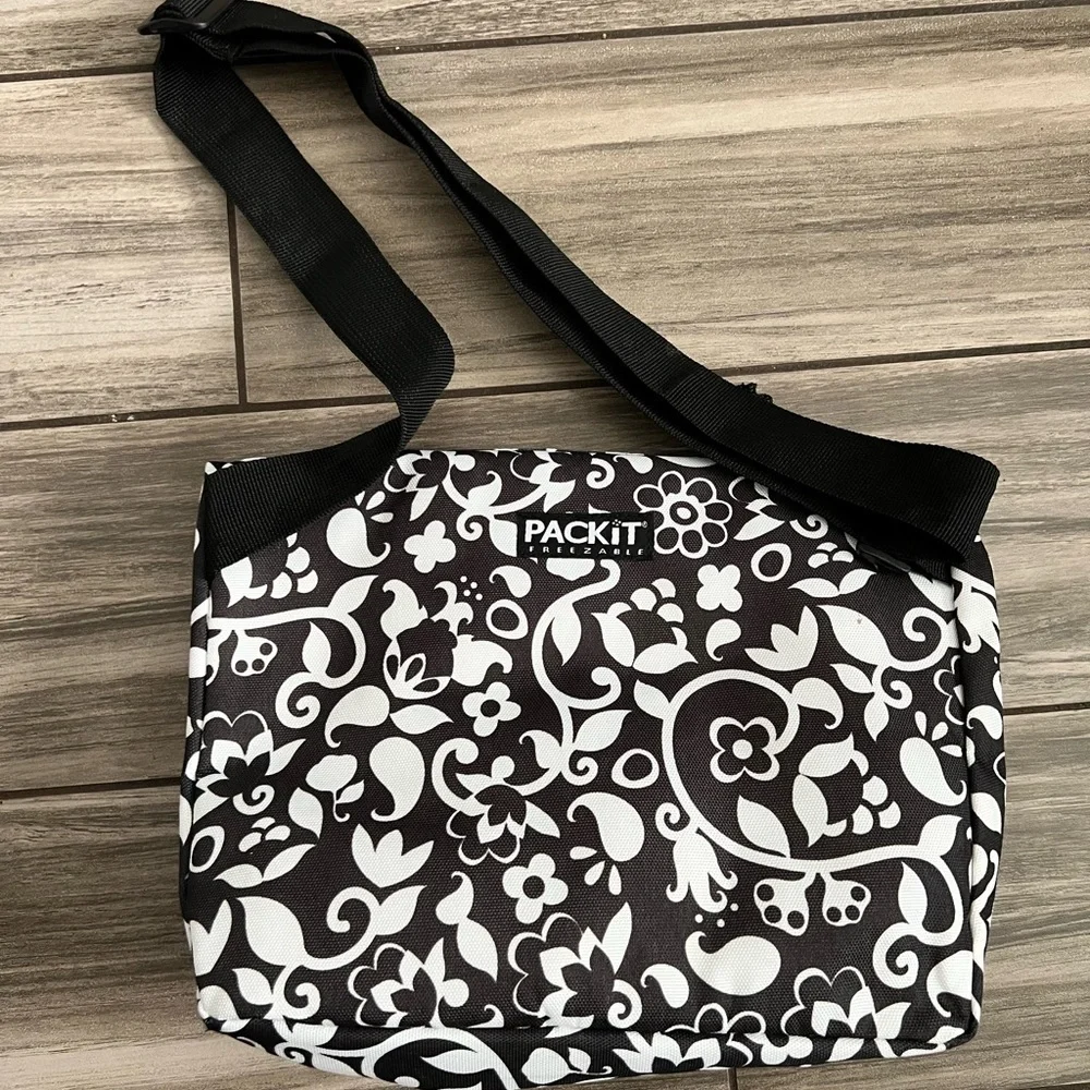 Black and White Floral Women's lunch bag